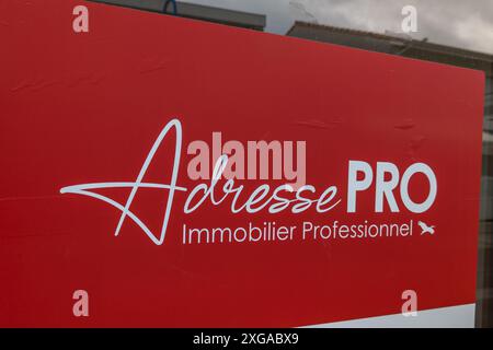 Bordeaux , France - 07 06 2024 : adresse pro signe texte et logo de marque entrée immobilière française adresse professionnelle courtier bureau entreprise boutique fac Banque D'Images