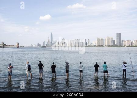 Wuhan, Chine. 07 juillet 2024. Les gens ont vu pêcher dans le parc inondé de Hankou Riverbank du fleuve Yangtze. Les niveaux d'eau dans les tronçons moyen et inférieur du fleuve Yangtsé -- le plus long fleuve de Chine -- sous l'estuaire du lac Dongting, ont dépassé le seuil d'avertissement, selon le ministère des ressources en eau. (Photo de Ren Yong/SOPA images/SIPA USA) crédit : SIPA USA/Alamy Live News Banque D'Images