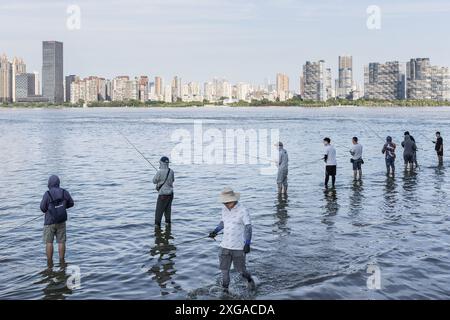 Wuhan, Chine. 07 juillet 2024. Les gens ont vu pêcher dans le parc inondé de Hankou Riverbank du fleuve Yangtze. Les niveaux d'eau dans les tronçons moyen et inférieur du fleuve Yangtsé -- le plus long fleuve de Chine -- sous l'estuaire du lac Dongting, ont dépassé le seuil d'avertissement, selon le ministère des ressources en eau. (Photo de Ren Yong/SOPA images/SIPA USA) crédit : SIPA USA/Alamy Live News Banque D'Images