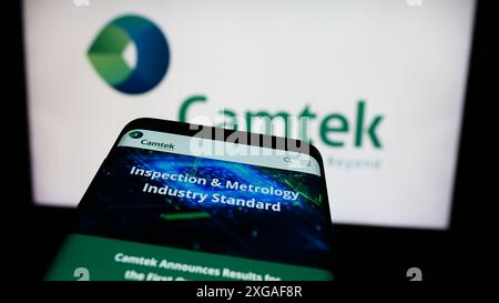 Téléphone portable avec le site Web de la société israélienne d'équipement de métrologie Camtek Ltd devant le logo de l'entreprise. Concentrez-vous sur le coin supérieur gauche de l'écran du téléphone. Banque D'Images