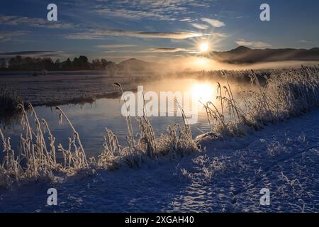 Lever de soleil sur une rivière, montagnes, hiver, rivière Ach, Murnau, Bavière, Allemagne, Europe Banque D'Images