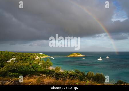 Arc-en-ciel au-dessus de la pittoresque plage de sable tropical Anchor Beach avec des eaux turquoise sur Lizard Island, Queensland, Australie Banque D'Images