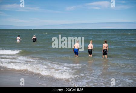 AM Strand von Skagen à Dänemark. Skagen ist eine Hafenstadt am nördlichen Ende von Dänemarks Halbinsel Jütland. Grenen ist der nördlichste Punkt Dänemarks und hier treffen zwei Meere, Skagerrak und Kattegat, aufeinander, SO das man mit einem Bein in der Ostsee und mit dem anderen Bein in der Nordsee stehen kann. Skagen *** sur la plage de Skagen au Danemark Skagen est une ville portuaire à l'extrémité nord de la péninsule de Denmarks Jutland Grenen est le point le plus septentrional du Danemark et ici deux mers, Skagerrak et Kattegat, se rencontrent, de sorte que vous pouvez vous tenir debout avec une jambe dans la mer Baltique et l'autre jambe dedans Banque D'Images