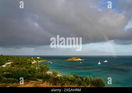 Arc-en-ciel au-dessus de la pittoresque plage de sable tropical Anchor Beach avec des eaux turquoise sur Lizard Island, Queensland, Australie Banque D'Images