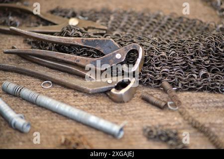 Maille à chaîne fabriquée à la main comme élément de l'armure d'un vieux guerrier, reconstruction d'événements historiques Banque D'Images