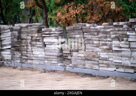 Remplacement des dalles de pavage sur le chemin dans le parc d'été. Un endroit préparé pour la pose de carreaux Banque D'Images