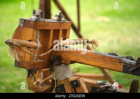 Ancienne ballista romaine avec une flèche de lancement chargée, gros plan Banque D'Images