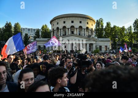 Paris, France. 07 juillet 2024. Les manifestants célèbrent la soirée électorale du Nouveau Front populaire après avoir annoncé les résultats primaires du vote pour la 2ème tournée des élections législatives françaises, à Paris le 7 juillet 2024. Photo de Firas Abdullah/ABACAPRESS. COM Credit : Abaca Press/Alamy Live News Banque D'Images