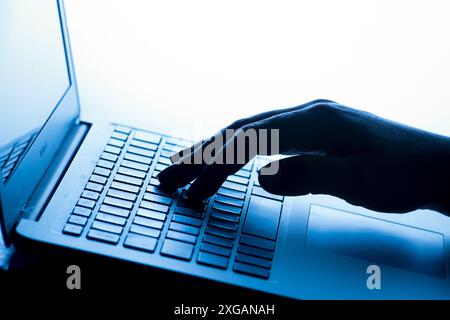 Photo du dossier datée du 04/03/17 d'une main d'une femme appuyant sur les touches d'un clavier d'ordinateur portable. Le directeur général fondateur du National Cyber Security Centre a averti que certaines parties du système INFORMATIQUE DU NHS étaient « obsolètes » et risquaient de subir de nouvelles cyberattaques, après une cyberattaque en juin qui a entraîné le report de plus de 6 000 rendez-vous et procédures dans les principaux hôpitaux londoniens. Date d'émission : lundi 8 juillet 2024. Banque D'Images