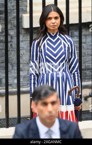 Akshata Murty - épouse de Rishi Sunak - se tient derrière son mari à Downing Street alors qu'il prononce son dernier discours en tant que premier ministre, le lendemain du Parti travailliste Banque D'Images