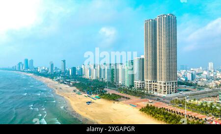 Da Nang, Vietnam - 15 avril 2024 : vue aérienne de la plage de Da Nang, Vietnam qui est l'une des plus belles plages du monde. Banque D'Images