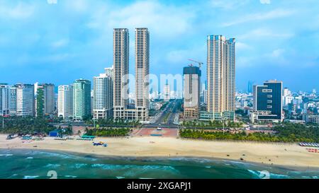 Da Nang, Vietnam - 15 avril 2024 : vue aérienne de la plage de Da Nang, Vietnam qui est l'une des plus belles plages du monde. Banque D'Images