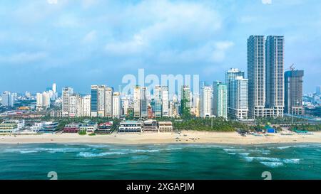 Da Nang, Vietnam - 15 avril 2024 : vue aérienne de la plage de Da Nang, Vietnam qui est l'une des plus belles plages du monde. Banque D'Images