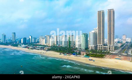 Da Nang, Vietnam - 15 avril 2024 : vue aérienne de la plage de Da Nang, Vietnam qui est l'une des plus belles plages du monde. Banque D'Images
