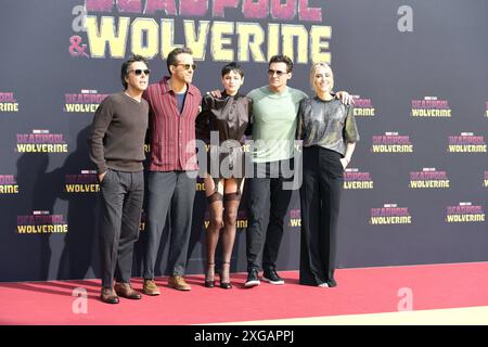 Shawn Levy, Ryan Reynolds, Emma Corrin, Hugh Jackman und Wendy Jacobson BEI der Premiere DEADPOOL and WOLVERINE in Berlin AM 06.07.2024 *** Shawn Levy, Ryan Reynolds, Emma Corrin, Hugh Jackman et Wendy Jacobson à la première DEADPOOL and WOLVERINE à Berlin le 06 07 2024 Banque D'Images