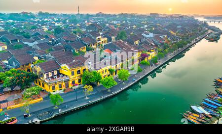 Incroyable coucher de soleil ou lever de soleil dans la ville antique de Hoi an. Célèbre vieille ville pour voyager au Vietnam, patrimoine mondial de l'UNESCO. Banque D'Images