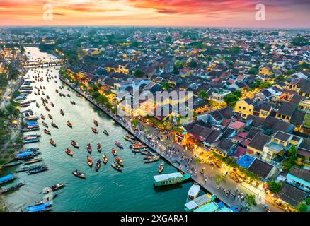 Incroyable coucher de soleil ou lever de soleil dans la ville antique de Hoi an. Célèbre vieille ville pour voyager au Vietnam, patrimoine mondial de l'UNESCO. Banque D'Images