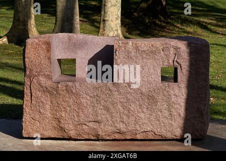 'Quelle profondeur est l'Air XVIII, granit', 1998, Eduardo Chillida (1924-2002), Chillida Leku Museoa, Donostia, Saint-Sébastien, pays Basque, Espagne Banque D'Images