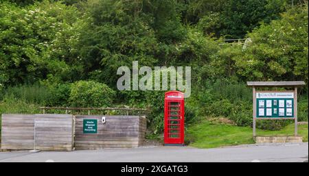 Boîte de téléphone rouge, panneau d'information et élimination des déchets à Cote Ghyll Caravan and Camping site au bord du village d'Osmotherly, North Yorkshire, Angleterre, Royaume-Uni Banque D'Images