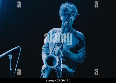 Copenhague, Danemark. 07 juillet 2024. Le batteur et compositeur britannique Tom Skinner donne un concert à l'hôtel Cecil pendant le Copenhagen Jazz Festival 2024 à Copenhague. Ici, Robert Stillman, membre du groupe et saxophoniste, est vu en direct sur scène. Crédit : Gonzales photo/Alamy Live News Banque D'Images