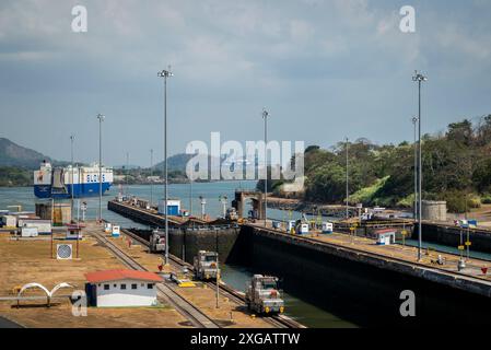 Bateau dans l'océan Pacifique qui vient de quitter le canal de Panama à Miraflores Locks, Panama City, Panama, Amérique centrale Banque D'Images