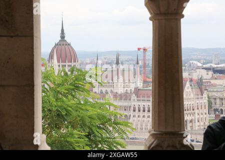 Vue du Parlement hongrois dans le quartier du château de Buda, Budapest, Hongrie Banque D'Images