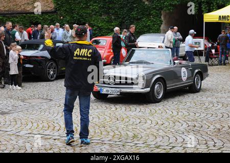 20. Regensburger Classic Rallye, Oldtimer-Rennen bzw Ausfahrt mit Start und Ziel in Regensburg, via Laaber, Beratzhausen, Lupburg, Steinmühle BEI Parsberg, Hexenagger, Kapflberg, Sinzing, Stadtamhof. Foto : Zwischenstation à Steinmühle, Mercedes Benz Pagode nach der Zeitmessung *** 20 Regensburger Classic Rallye, course de voitures classiques avec départ et arrivée à Ratisbonne, via Laaber, Beratzhausen, Lupburg, Steinmühle près de Parsberg, Hexenagger, Kapflberg, Sinzing, Stadtamhof halte photo à Steinmühle, Mercedes Benz Pagode après chronométrage Banque D'Images