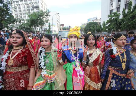 Dhaka. 8 juillet 2024. Les dévots hindous bangladais célèbrent Rath Yatra, ou festival chariot, à Dhaka, Bangladesh, le 7 juillet, 2024. crédit : Xinhua/Alamy Live News Banque D'Images