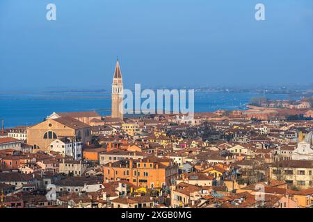 Ville de Venise vue aérienne paysage urbain avec quartier Castello et Campanile de l'église San Francesco della Vigna, nord-est de l'Italie. Banque D'Images