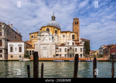 Ville de Venise, Italie. Église de San Geremia (Chiesa dei Santi Geremia e Lucia) dans le district de Cannaregio de l'autre côté du Grand canal. Banque D'Images