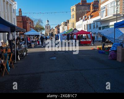 Stands dans le marché de rue, High Street dans la ville géorgienne de Lymington, New Forest National Park, Hampshire, Angleterre, Banque D'Images