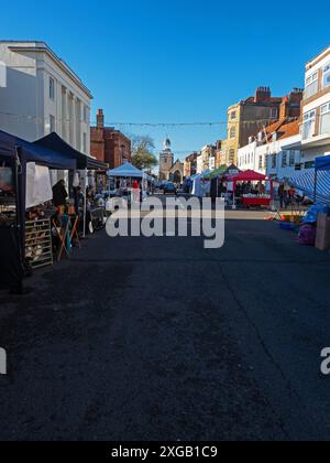 Stands dans le marché de rue, High Street dans la ville géorgienne de Lymington, New Forest National Park, Hampshire, Angleterre, Banque D'Images