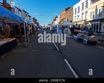 Stands dans le marché de rue, High Street dans la ville géorgienne de Lymington, New Forest National Park, Hampshire, Angleterre, Banque D'Images