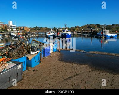 Bateaux de pêche et casiers à homard ou à crabe dans le port de Lymington, New Forest National Park, Hampshire, Angleterre, Royaume-Uni, novembre 2022 Banque D'Images