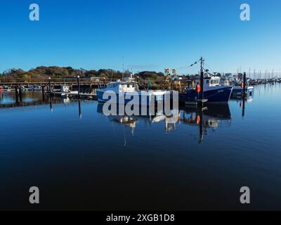 Bateaux de pêche dans le port de Lymington, New Forest National Park, Hampshire, Angleterre, Royaume-Uni, novembre 2022 Banque D'Images