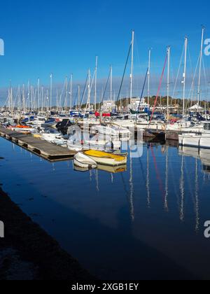 Bateaux de plaisance et yachts avec Wight Link ferries Beyond, Lymington Harbour, Lymington, New Forest National Park, Hampshire, Angleterre, Royaume-Uni, novembre 202 Banque D'Images