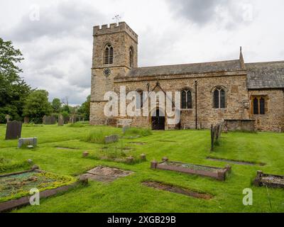 Extérieur de l'église de St Helen dans le village de Thornby, Northamptonshire, Royaume-Uni ; les premières parties datent du XIVe siècle Banque D'Images