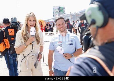 Hermsdorf, Deutschland. 06 juillet 2024. Hermsdorf : Moto GP Sachsenring 2024 le 6 juillet 2024, (photo de Juergen Tap) Eve Scheer (modérateur) crédit : dpa/Alamy Live News Banque D'Images