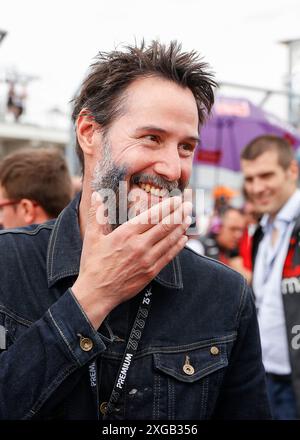 Hermsdorf, Deutschland. 06 juillet 2024. Hermsdorf : Moto GP Sachsenring 2024 le 6 juillet 2024, (photo de Juergen Tap) Keanu Reeves visitant le Moto GP au Sachsenring crédit : dpa/Alamy Live News Banque D'Images