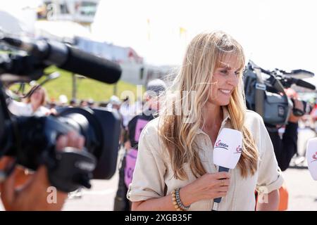 Hermsdorf, Deutschland. 06 juillet 2024. Hermsdorf : Moto GP Sachsenring 2024 le 6 juillet 2024, (photo de Juergen Tap) Eve Scheer (modérateur) crédit : dpa/Alamy Live News Banque D'Images