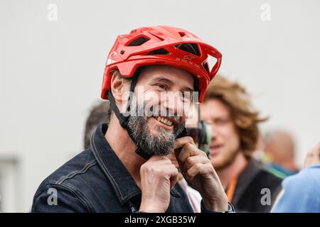 Hermsdorf, Deutschland. 06 juillet 2024. Hermsdorf : Moto GP Sachsenring 2024 le 6 juillet 2024, (photo de Juergen Tap) Keanu Reeves visitant le Moto GP au Sachsenring crédit : dpa/Alamy Live News Banque D'Images