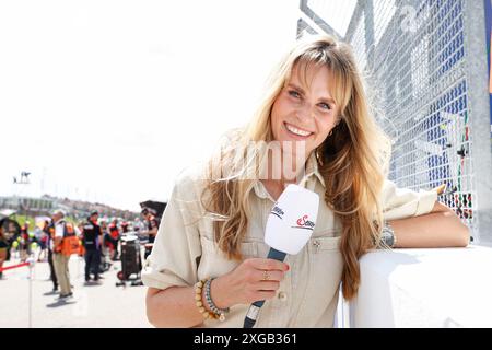 Hermsdorf, Deutschland. 06 juillet 2024. Hermsdorf : Moto GP Sachsenring 2024 le 6 juillet 2024, (photo de Juergen Tap) Eve Scheer (modérateur) crédit : dpa/Alamy Live News Banque D'Images