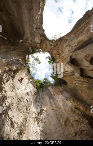 Grimpeur à Grotta dell Edera, finale Ligure, Ligurie, Italie Banque D'Images