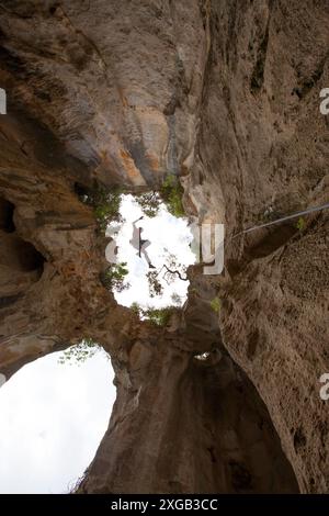 Grimpeur à Grotta dell Edera, finale Ligure, Ligurie, Italie Banque D'Images