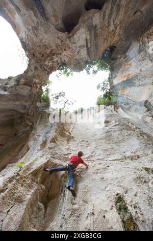 Grimpeur à Grotta dell Edera, finale Ligure, Ligurie, Italie Banque D'Images