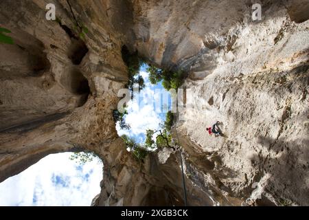 Grimpeur à Grotta dell Edera, finale Ligure, Ligurie, Italie Banque D'Images