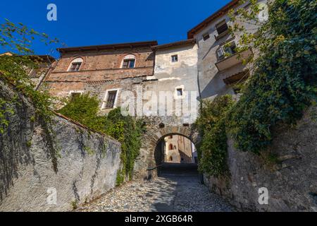 Vue sur les portiques dans le centre ville d'Avigliana, province de Turin, Piémont, Italie Banque D'Images