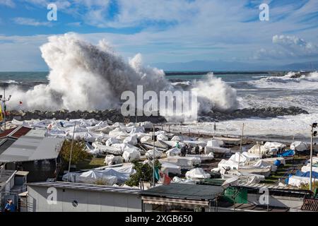 GÊNES, ITALIE, 3 NOVEMBRE 2023 - mer agitée avec de grosses vagues sur les quais du front de mer de Gênes, Italie Banque D'Images