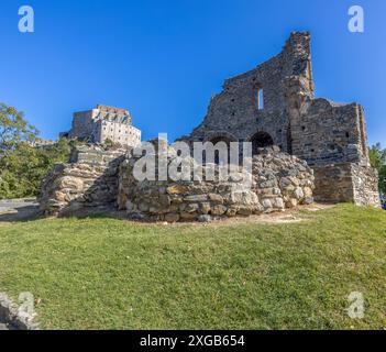 Ruines du tombeau des moines (Sepolcro dei Monaci) avec la Sacra de San Michele (réunissant Michael Abbey) , Province de Turin, Piémont, Italie Banque D'Images