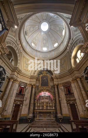 VERCELLI, ITALIE, 25 NOVEMBRE 2023 - L'intérieur de la cathédrale de Sant'Eusebio dans la ville de Vercelli, Piémont, Italie Banque D'Images